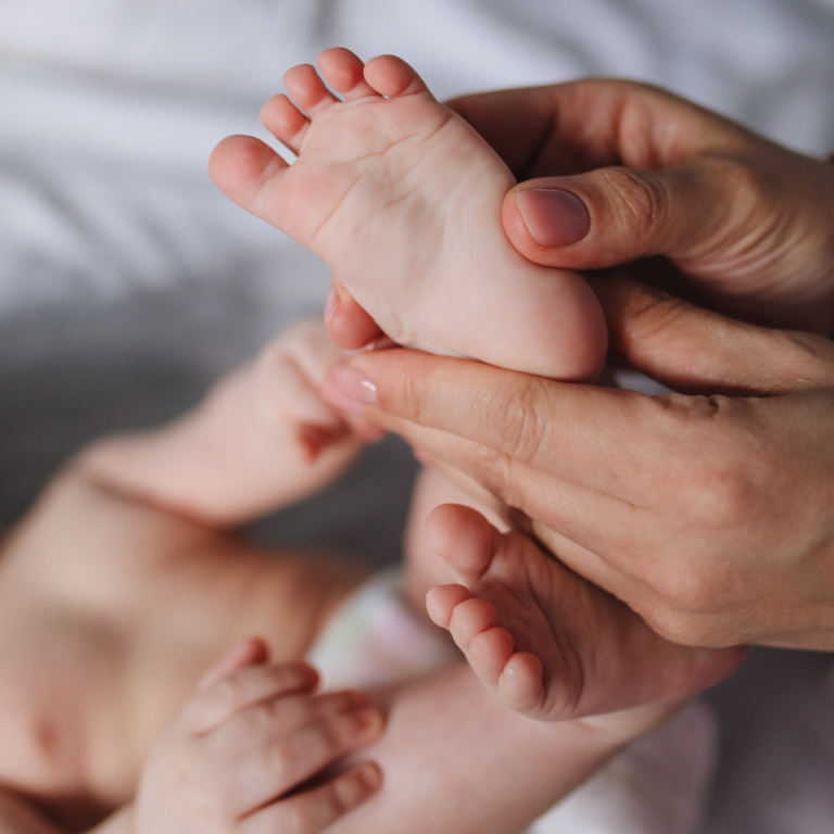 Lire la suite à propos de l’article Massage bébé : Détente avant le sommeil et soulager les coliques